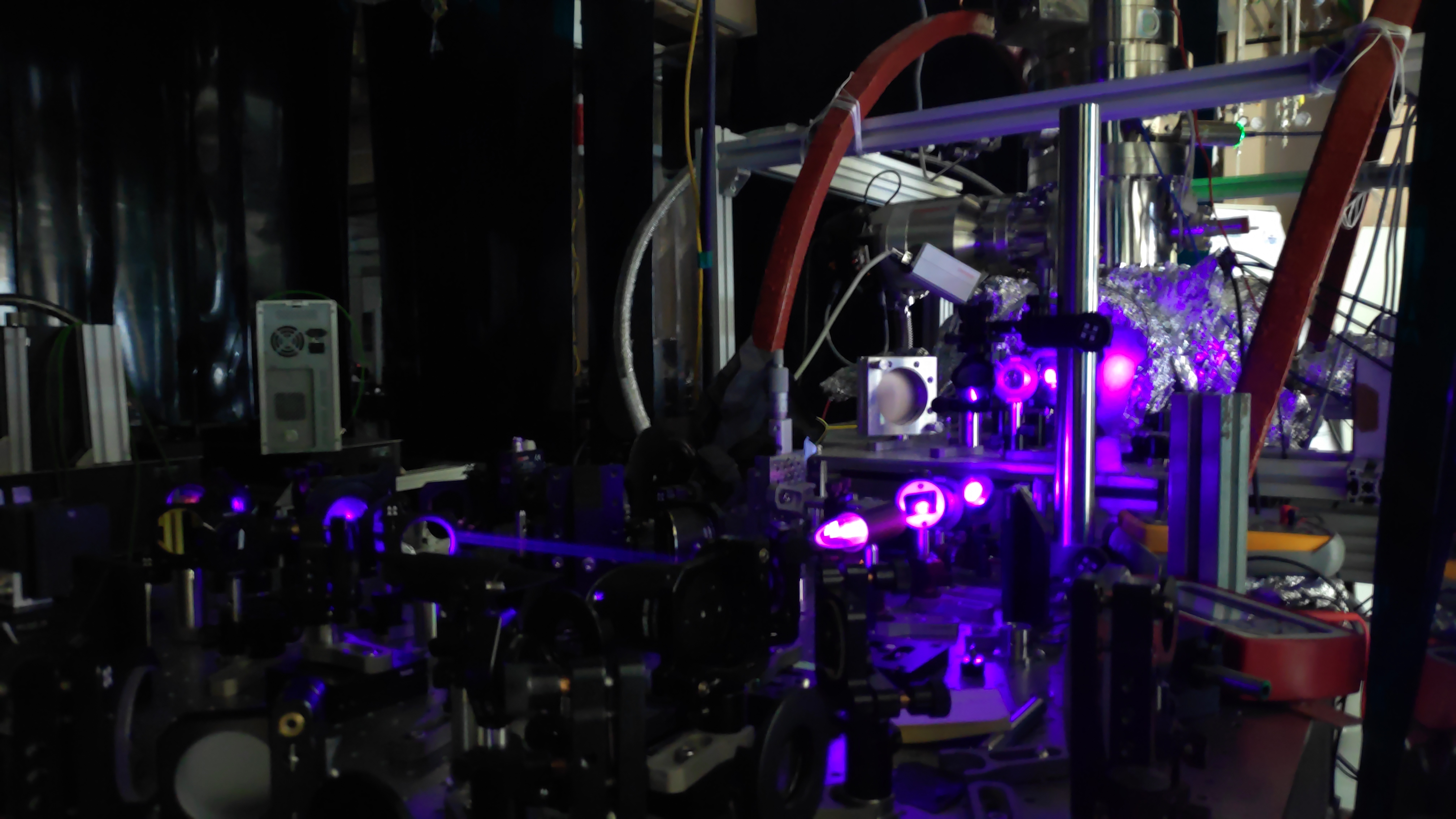 The second harmonic of ultrashort 800nm linearly polarised light.